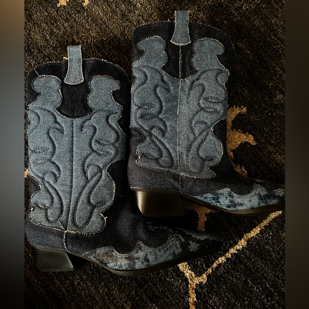 Arezzo boots. New women’s size 6